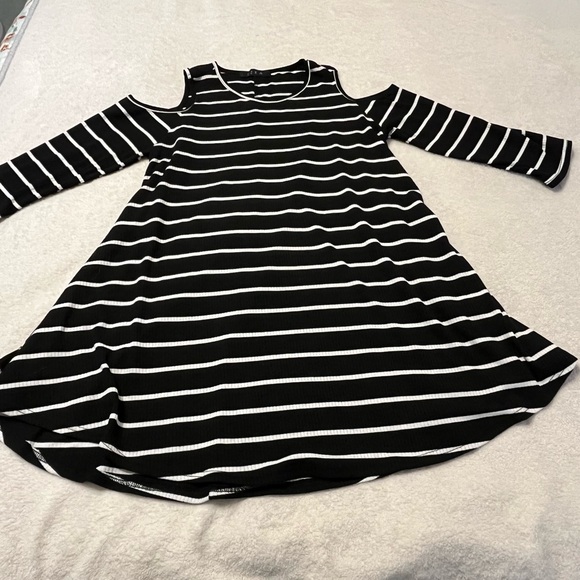 EZRA Women’s Black & White Ribbed Stripped Cold Shoulder Tunic Top Size M - Picture 9 of 11
